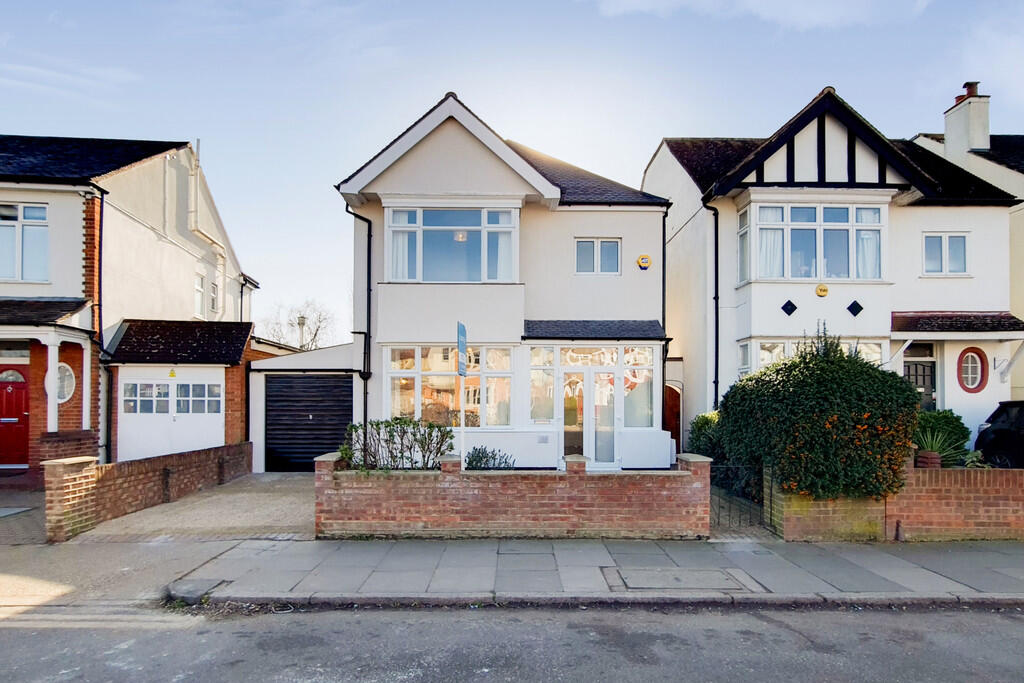 3 bed Detached for rent in Kingston upon Thames. From Martin & Co - Kingston
