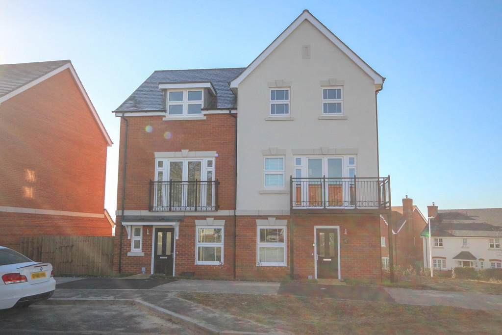 4 bed Semi-Detached House for rent in Wokingham. From Martin & Co - Wokingham