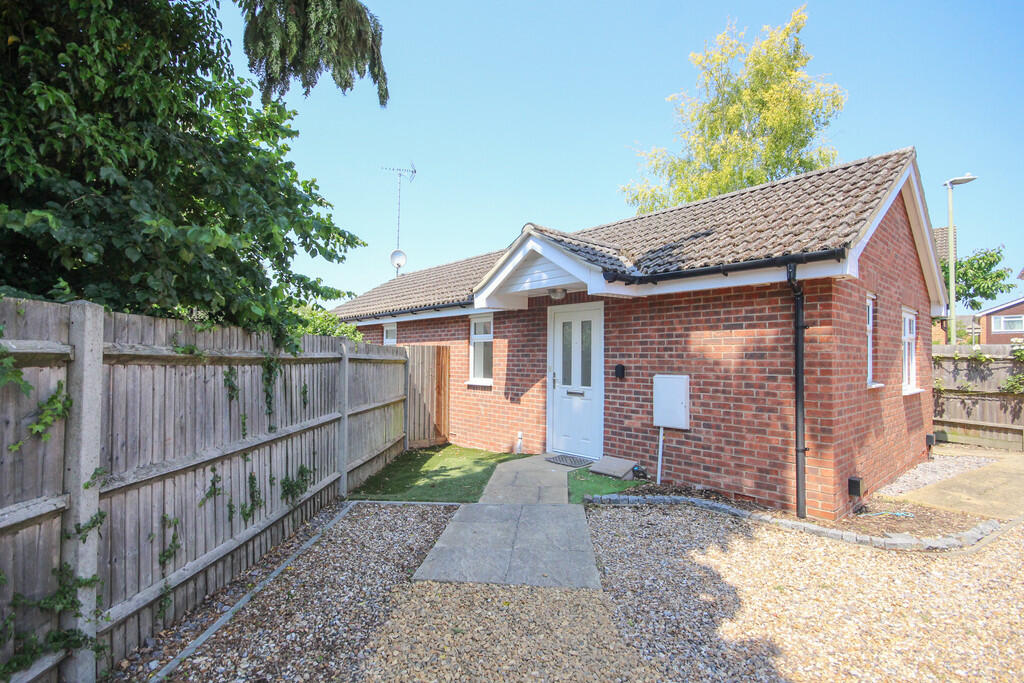2 bed Detached House for rent in Wokingham. From Martin & Co - Wokingham