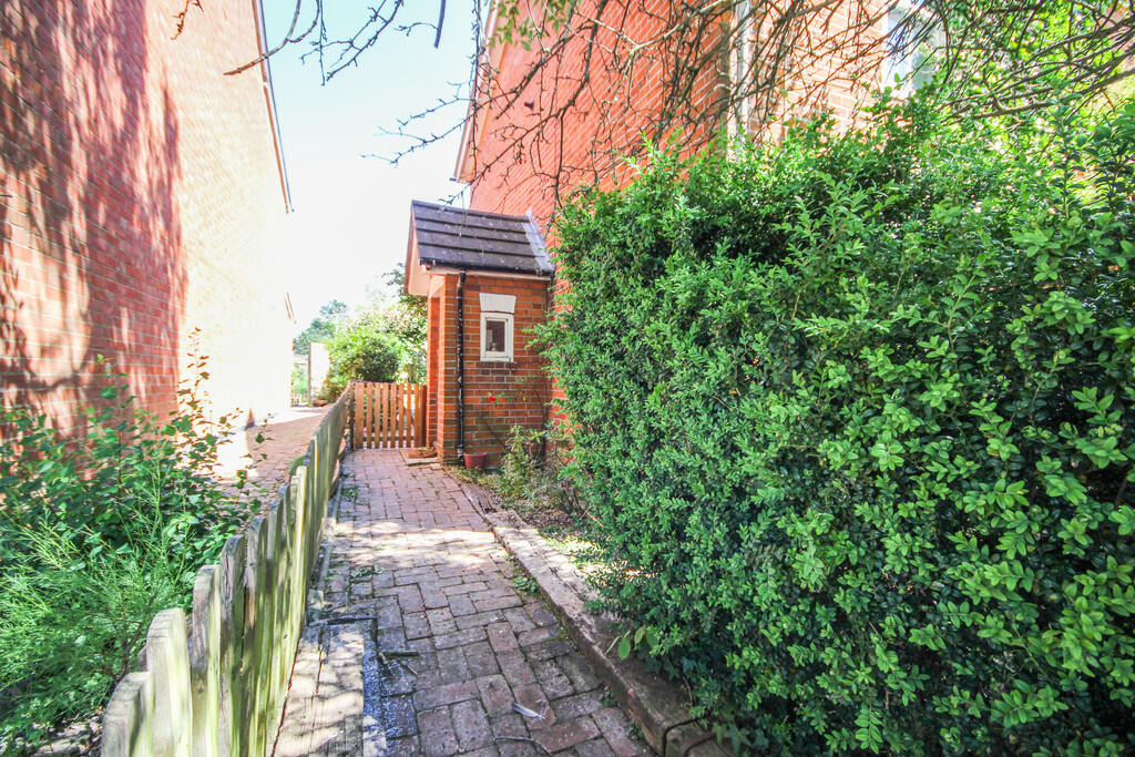 2 bed End of Terrace for rent in Wokingham. From Martin & Co - Wokingham