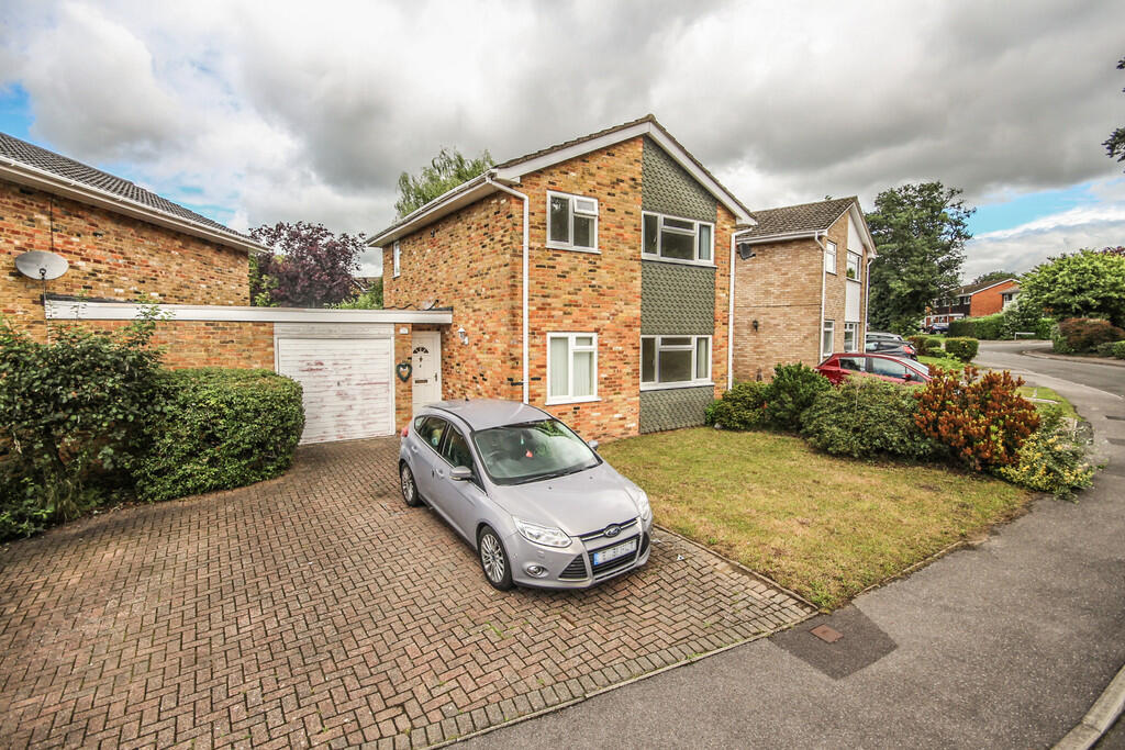 3 bed Link detached for rent in Finchampstead. From Martin & Co - Wokingham