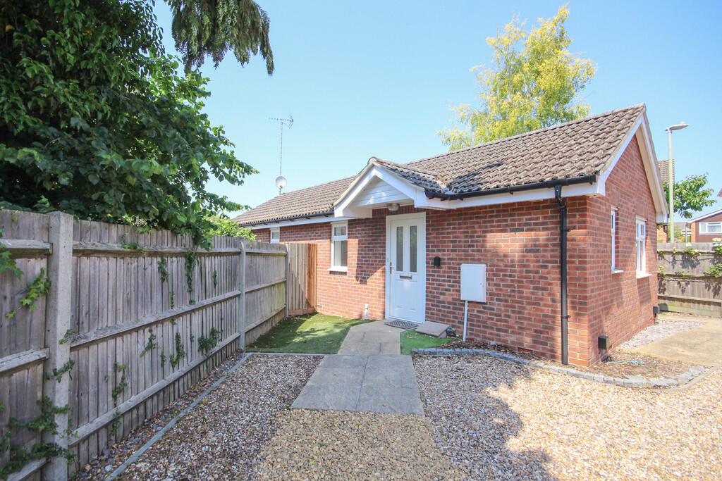 2 bed Detached for rent in Wokingham. From Martin & Co - Wokingham 2 bed Detached for rent in Wokingham. From Martin & Co - Wokingham