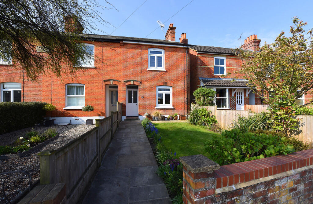 2 bed Mid Terraced House for rent in Wokingham. From Martin & Co - Wokingham