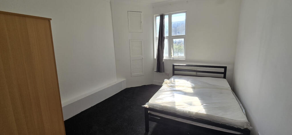 1 bed 1st Floor Flat for rent in Hackney. From Maxwells Estates