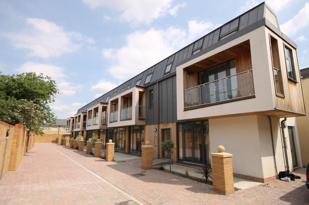 2 bed Mid Terraced House for rent in Hackney. From Maxwells Estates