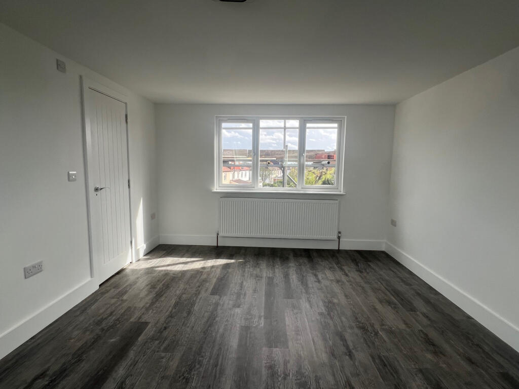 6 bed Mid Terraced House for rent in Romford. From Maxwells Estates