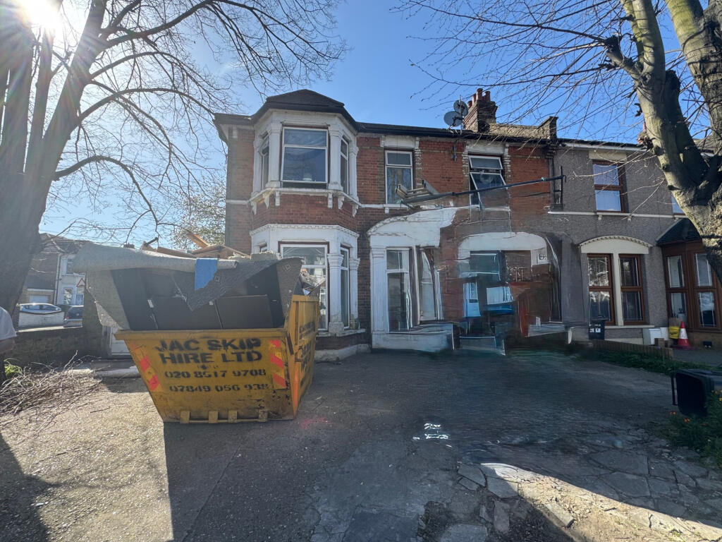 5 bed Mid Terraced House for rent in Ilford. From Maxwells Estates