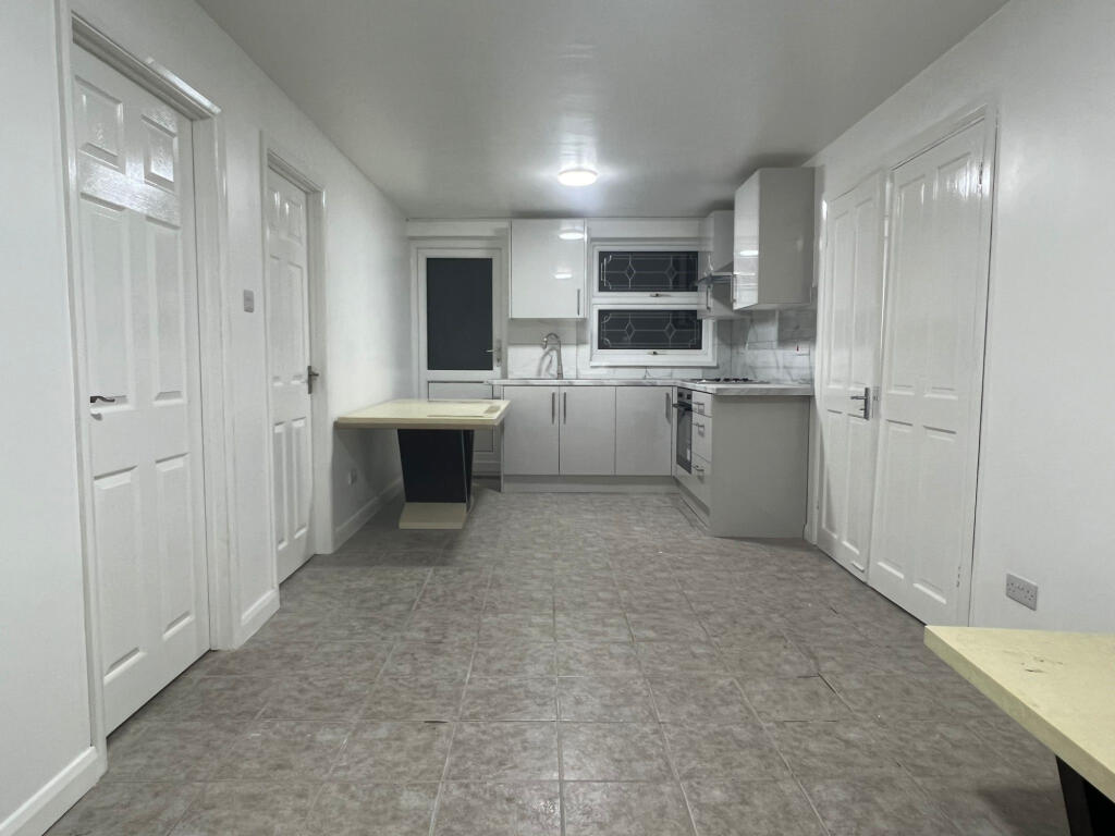 3 bed 1st Floor Flat for rent in Ilford. From Maxwells Estates