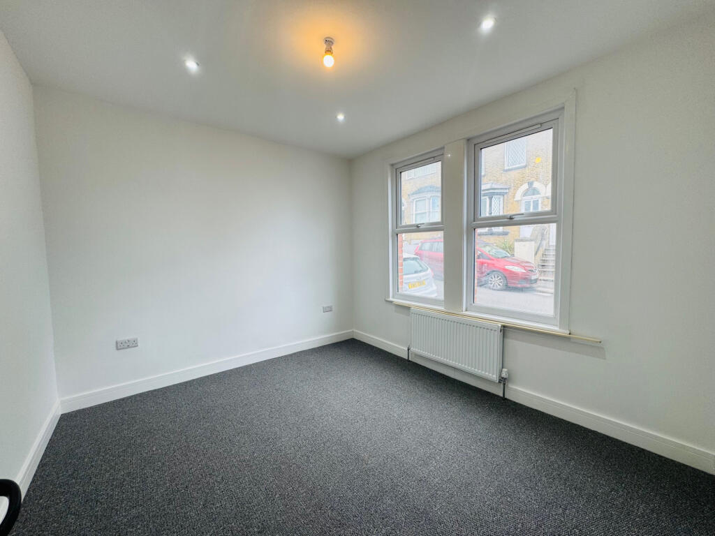 4 bed Mid Terraced House for rent in Chatham. From Maxwells Estates 4 bed Mid Terraced House for rent in Chatham. From Maxwells Estates