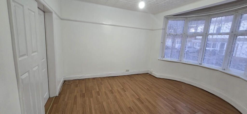 3 bed 1st Floor Flat for rent in Wanstead. From Maxwells Estates