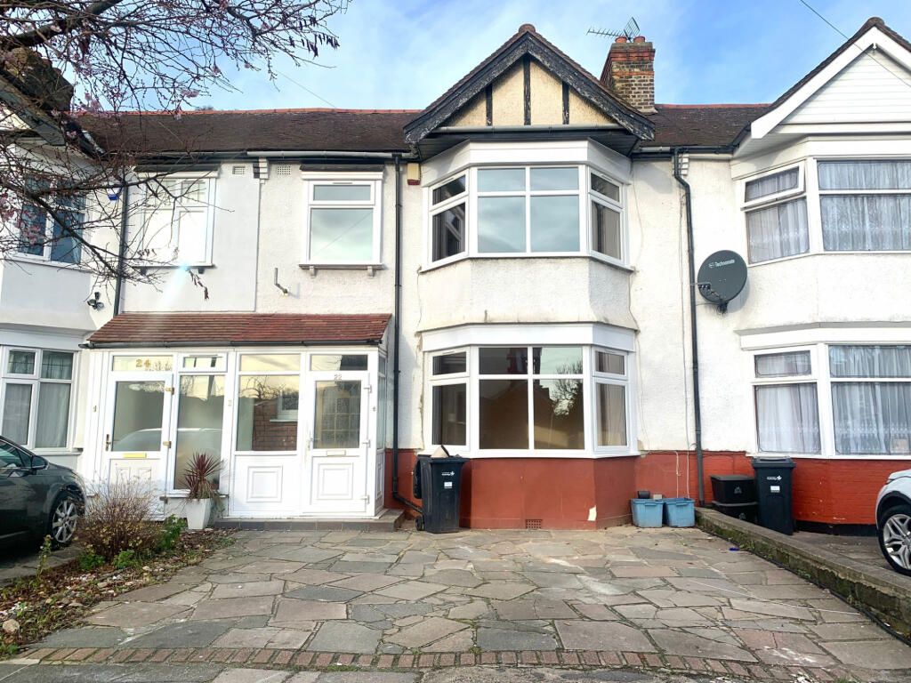 3 bed Mid Terraced House for rent in Ilford. From Maxwells Estates