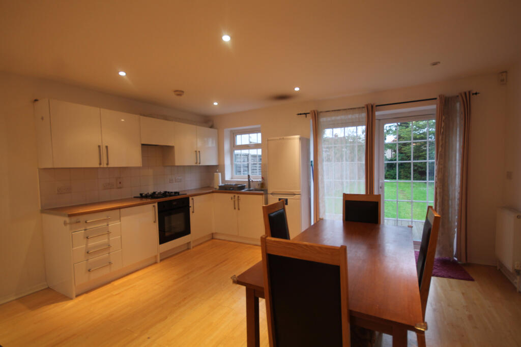 5 bed Semi Detached for rent in South Weald. From Maxwells Estates 5 bed Semi Detached for rent in South Weald. From Maxwells Estates
