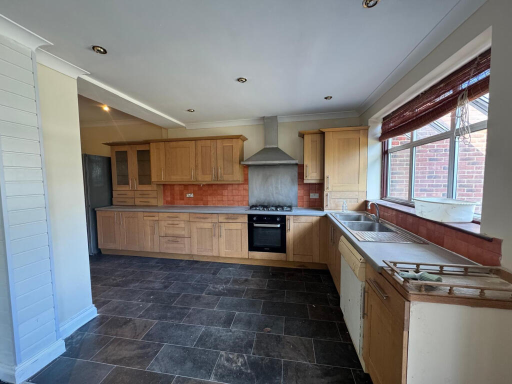 3 bed Mid Terraced House for rent in Ilford. From Maxwells Estates