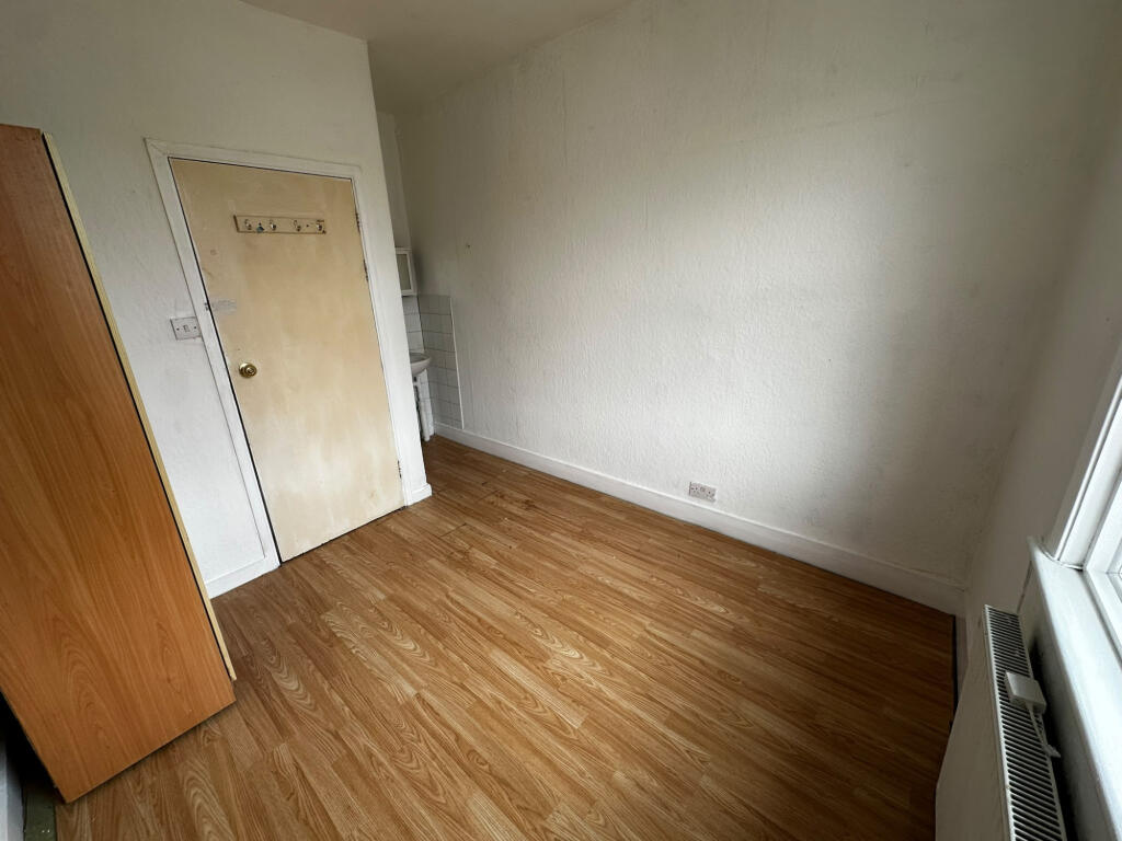 4 bed Mid Terraced House for rent in Stoke Newington. From Maxwells Estates