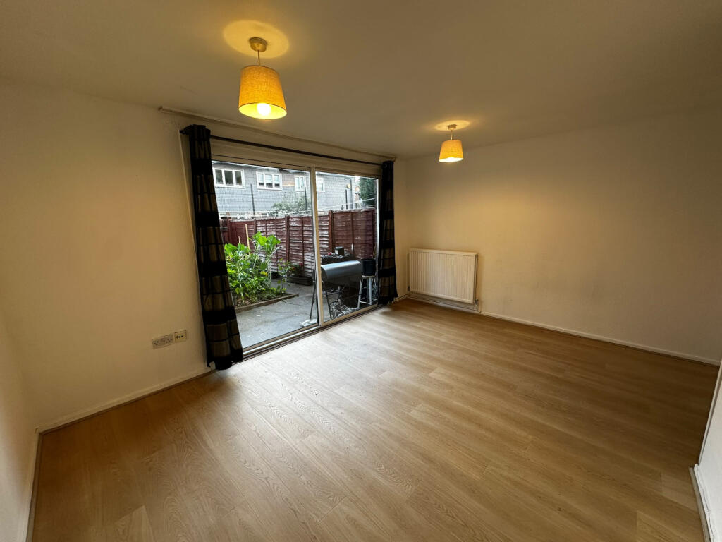 3 bed Mid Terraced House for rent in Islington. From Maxwells Estates