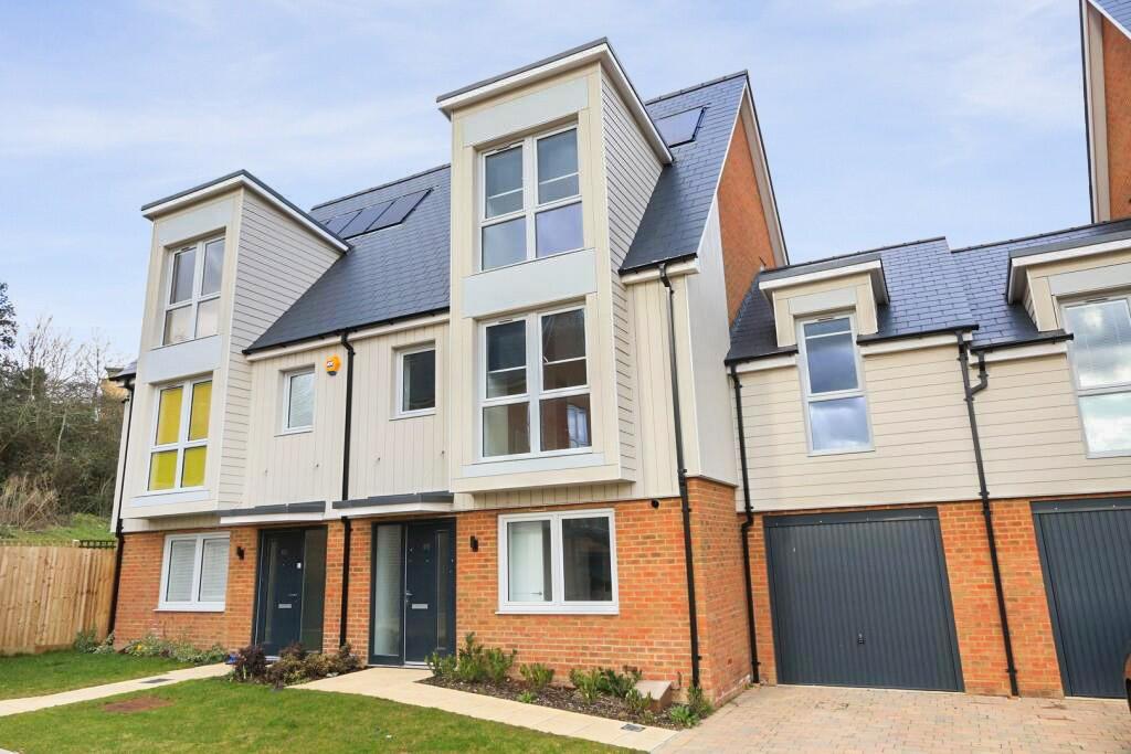 4 bed Mid Terraced House for rent in Stone. From Metro Village Ltd - Canada Water