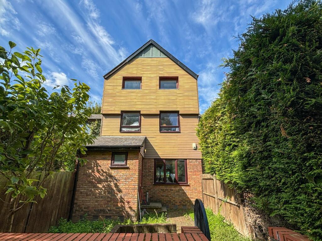 4 bed End of Terrace for rent in Stepney. From Metro Village Ltd - Canada Water