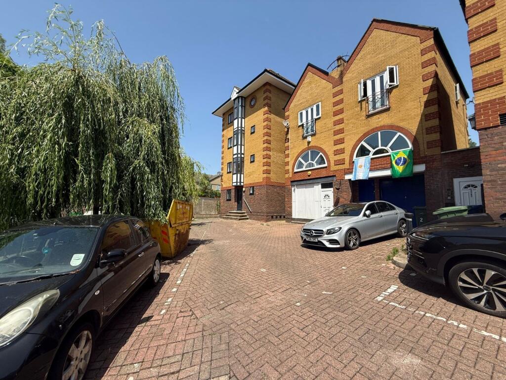 4 bed Semi Detached for rent in Poplar. From Metro Village Ltd - Canada Water