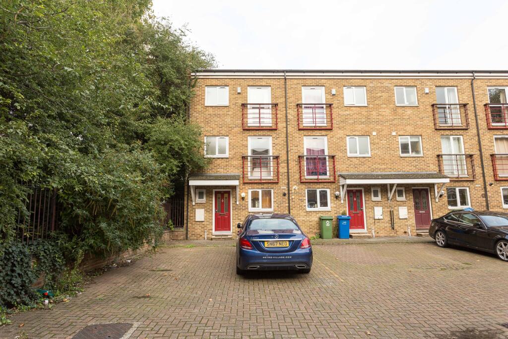 4 bed Semi Detached for rent in Deptford. From Metro Village Ltd - Canada Water 4 bed Semi Detached for rent in Deptford. From Metro Village Ltd - Canada Water