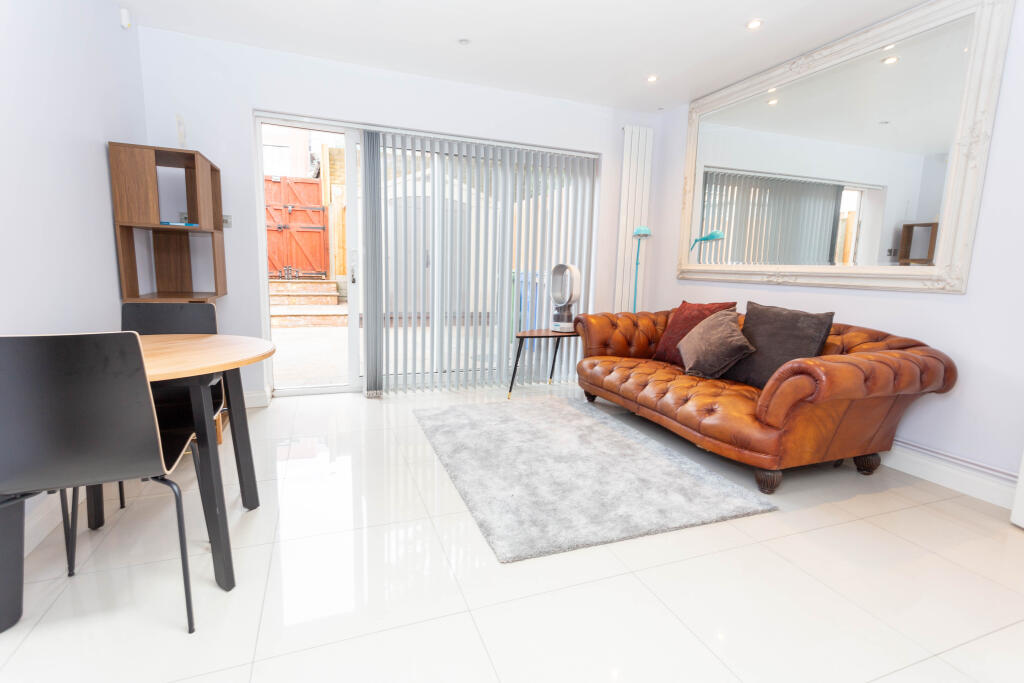 5 bed End of Terrace for rent in London. From Metro Village Ltd - Canada Water