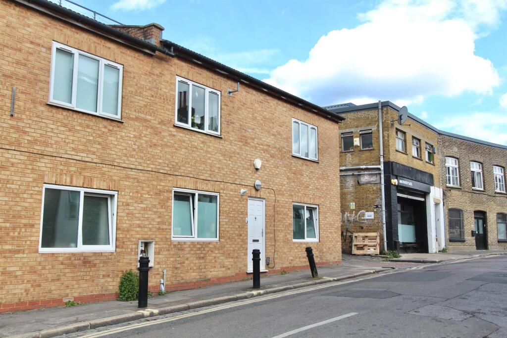 3 bed Annexe for rent in Stoke Newington. From Michael Naik - London