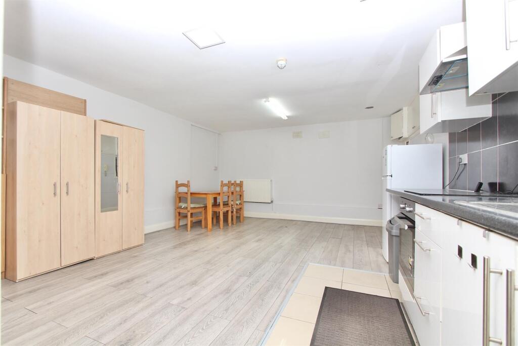 1 bed 1st Floor Flat for rent in London. From Michael Naik - London