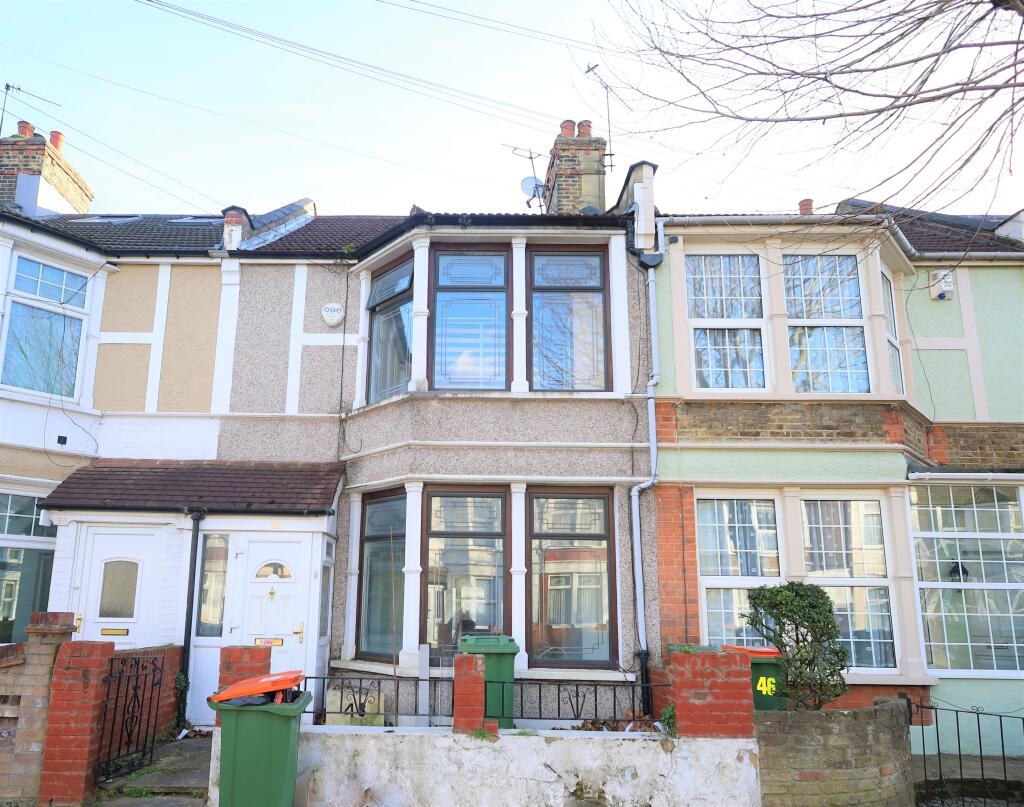 3 bed Mid Terraced House for rent in East Ham. From Michael Steven - Plaistow