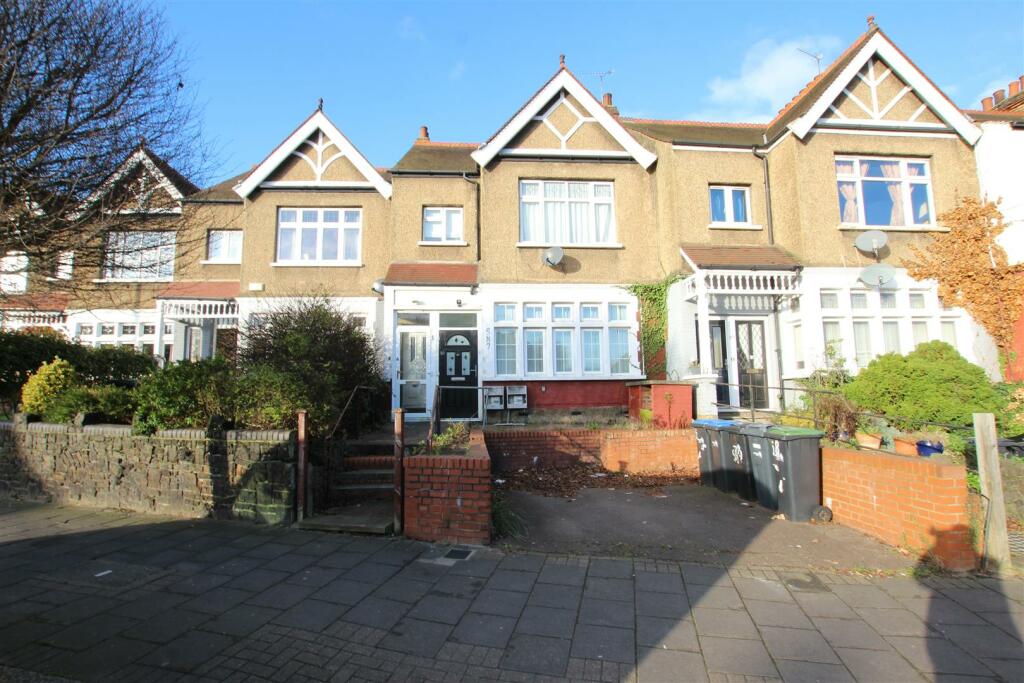 3 bed Flat for rent in London. From Mortemore Mackay