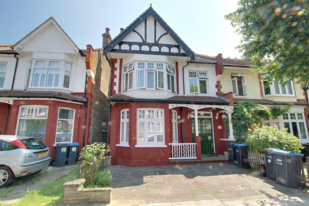 3 bed Apartment for rent in London. From Mortemore Mackay