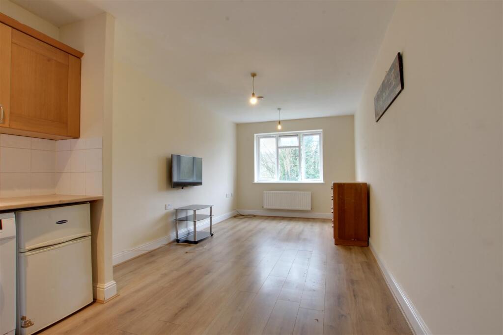 2 bed 1st Floor Flat for rent in London. From Mortemore Mackay - London