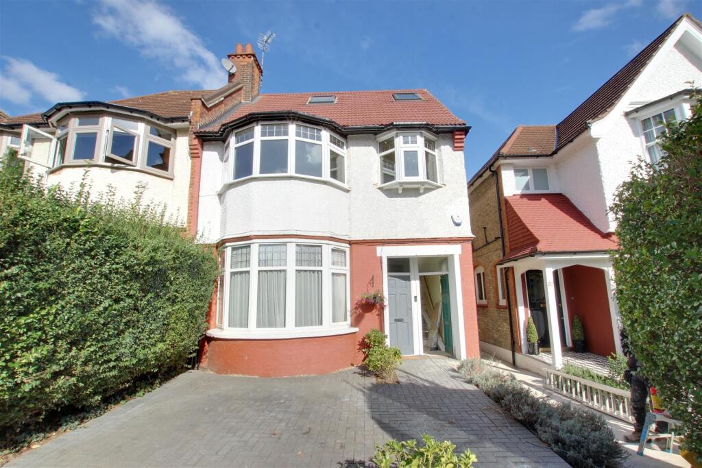 3 bed 1st Floor Flat for rent in Southgate. From Mortemore Mackay - London