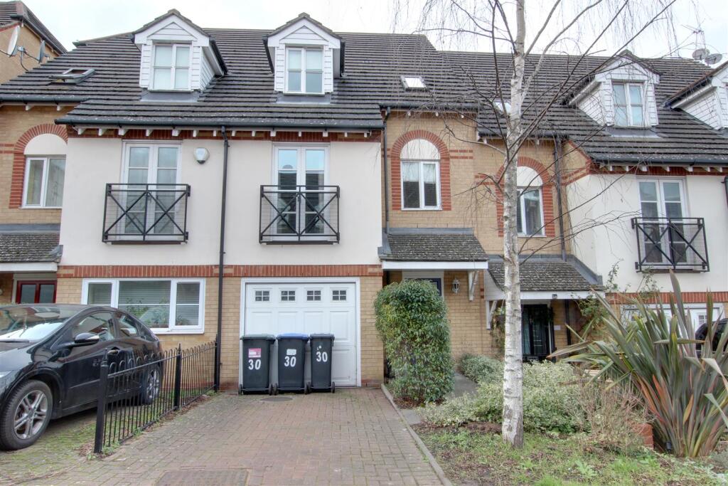 4 bed Detached for rent in London. From Mortemore Mackay - London