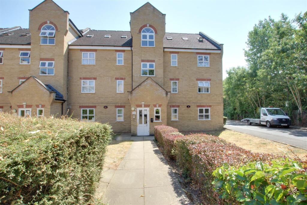 2 bed 1st Floor Flat for rent in Crews Hill. From Mortemore Mackay - London
