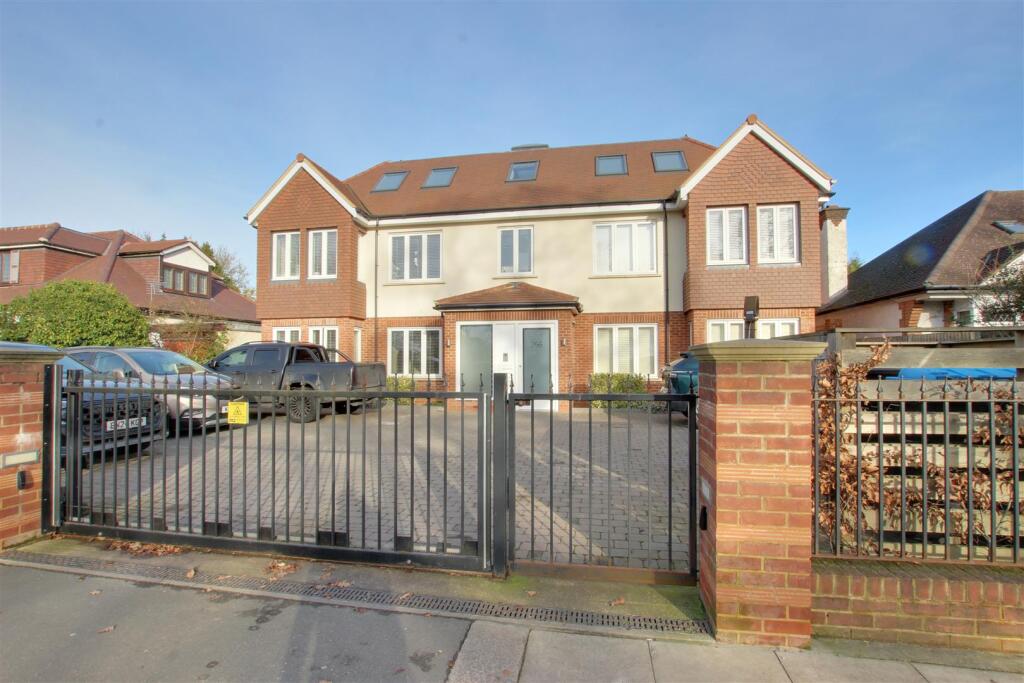 3 bed 1st Floor Flat for rent in London. From Mortemore Mackay - London