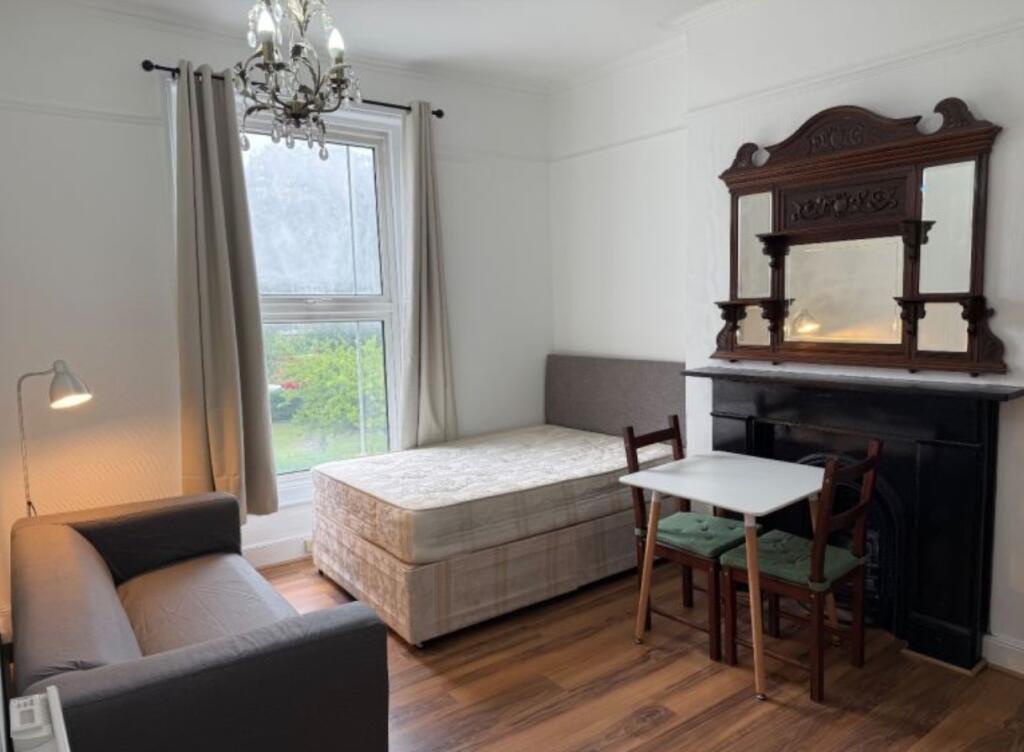4 bed Studio for rent in Camden Town. From MoveHome