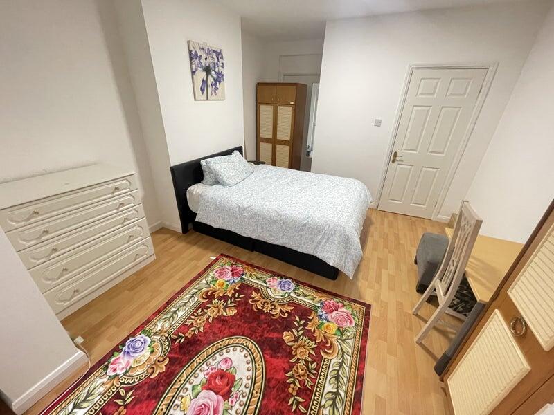 1 bed 1st Floor Flat for rent in Poplar. From MoveHome 1 bed 1st Floor Flat for rent in Poplar. From MoveHome