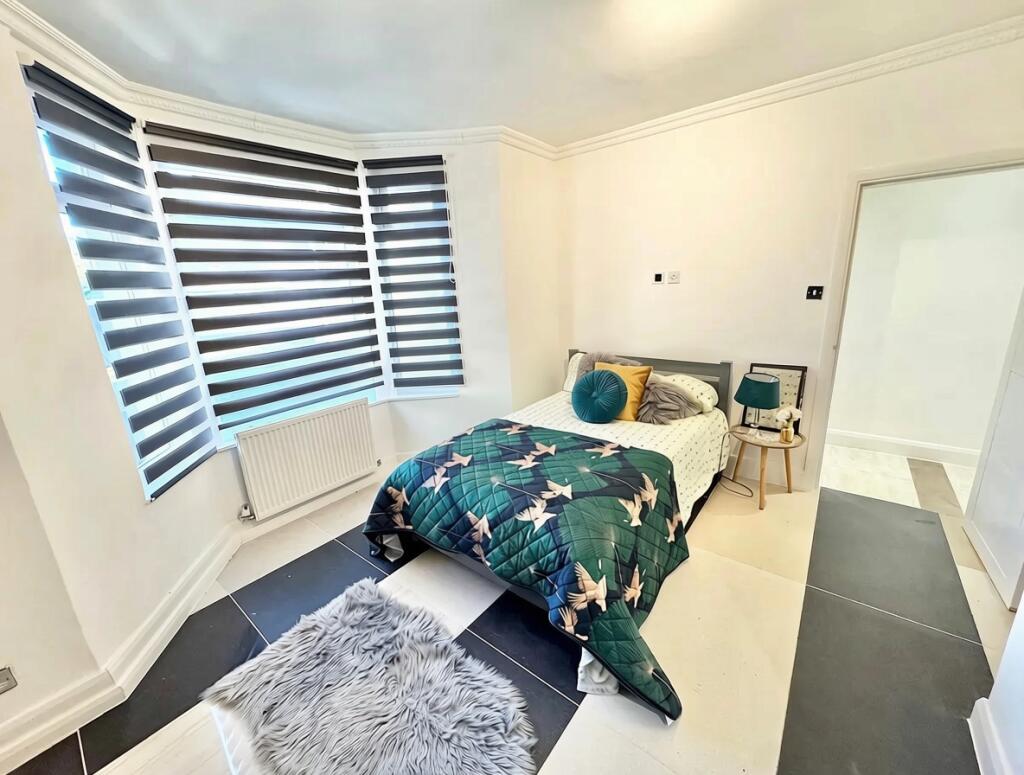 4 bed Studio for rent in London. From MoveHome