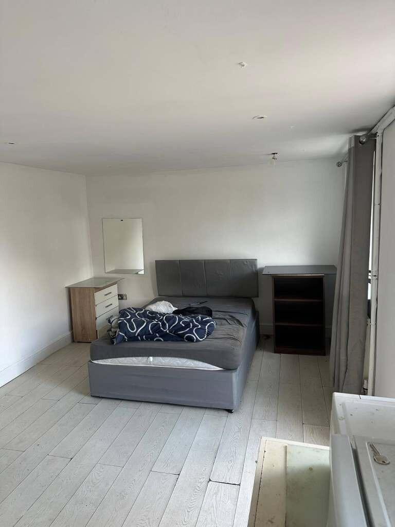 4 bed Studio for rent in Kenton. From MoveHome