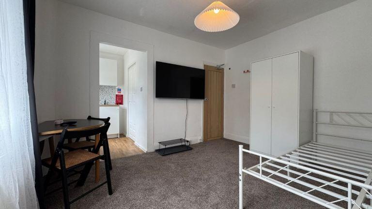 4 bed Studio for rent in London. From MoveHome