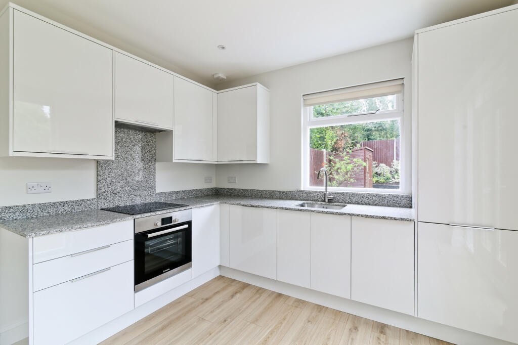 3 bed Mid Terraced House for rent in Streatham. From Moving Inn