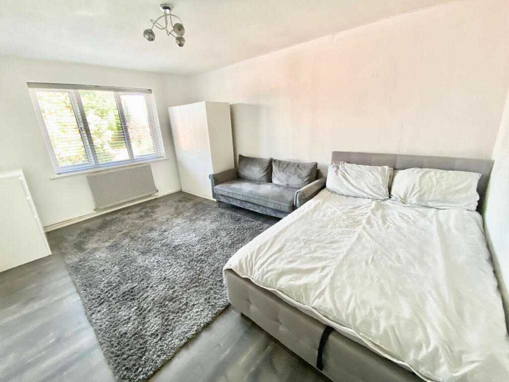 0 bed Student Flat for rent in Malden Rushett. From Moving Inn
