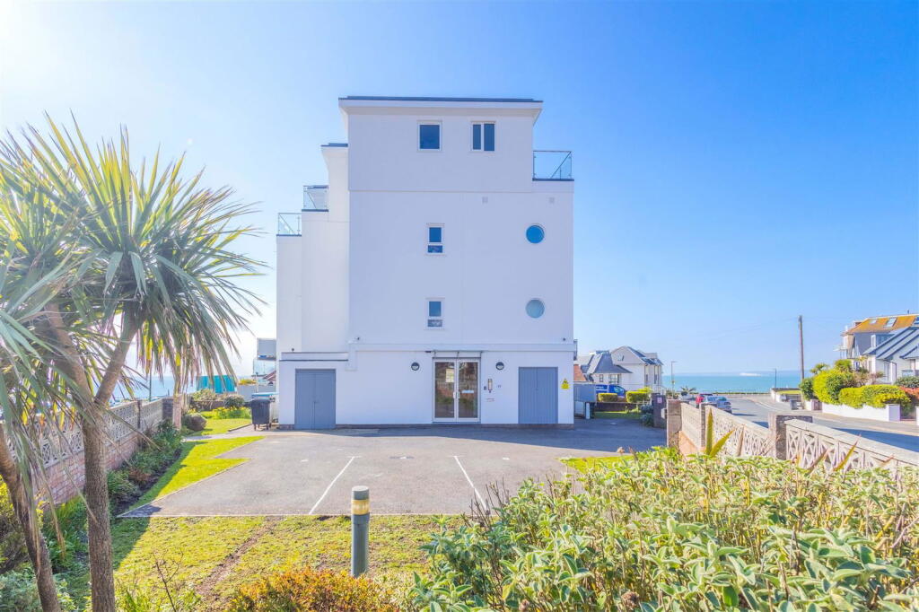 1 bed 1st Floor Flat for rent in Winkton. From Mr Green Estate Agents