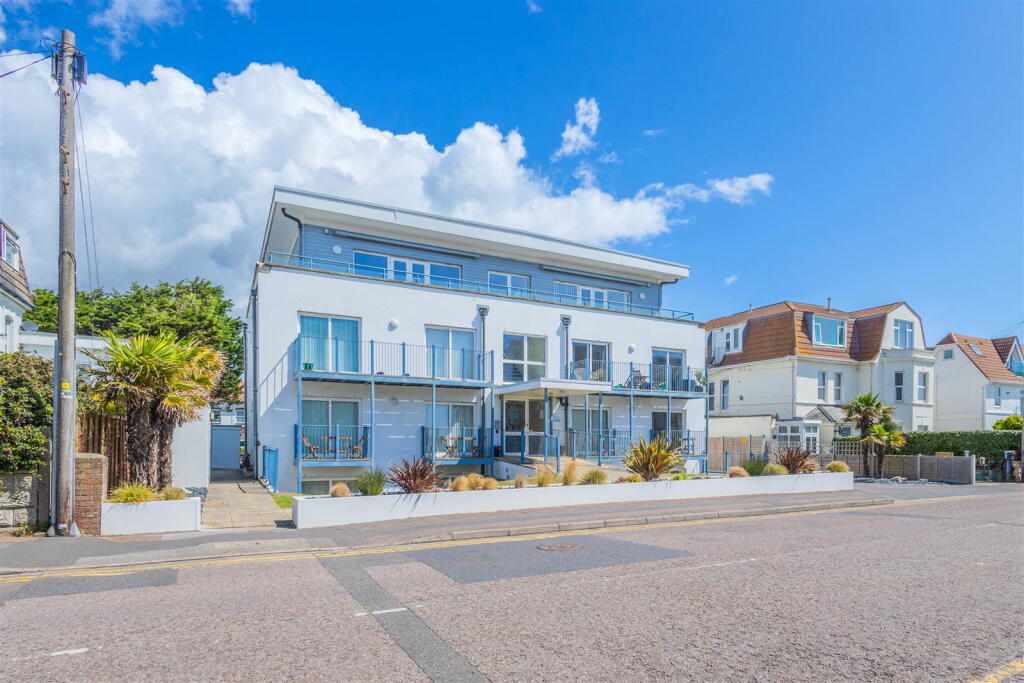 2 bed 1st Floor Flat for rent in Winkton. From Mr Green Estate Agents - Southbourne