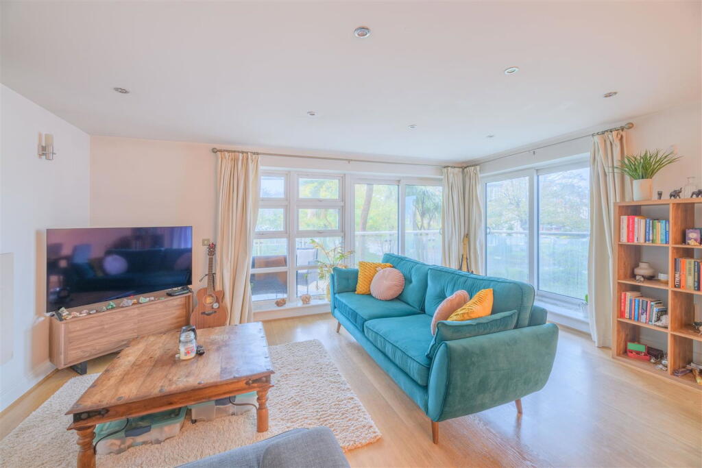 2 bed Mid Terraced House for rent in Bournemouth. From Mr Green Estate Agents