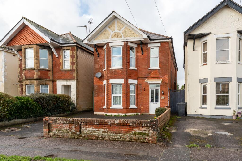 2 bed 1st Floor Flat for rent in Winkton. From Mr Green Estate Agents 2 bed 1st Floor Flat for rent in Winkton. From Mr Green Estate Agents