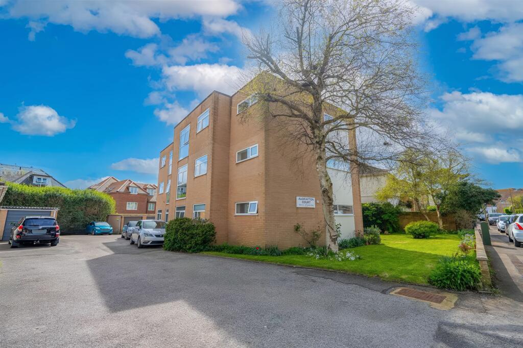 2 bed Apartment for rent in Winkton. From Mr Green Estate Agents 2 bed Apartment for rent in Winkton. From Mr Green Estate Agents