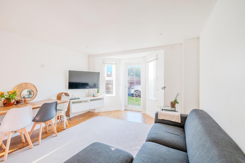 2 bed Apartment for rent in Bournemouth. From Mr Green Estate Agents