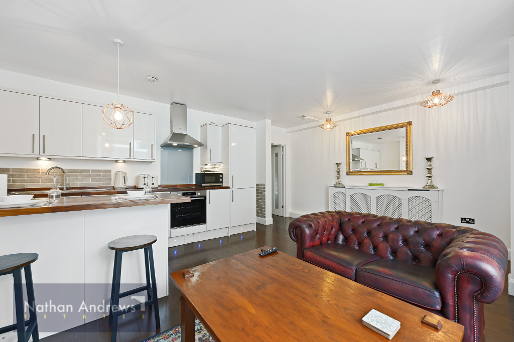 2 bed Flat for rent in London. From Nathan Andrews