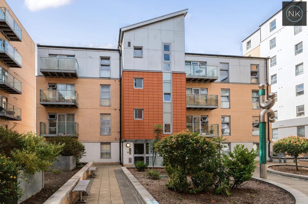 2 bed Apartment for rent in Woodford. From Neil King - London
