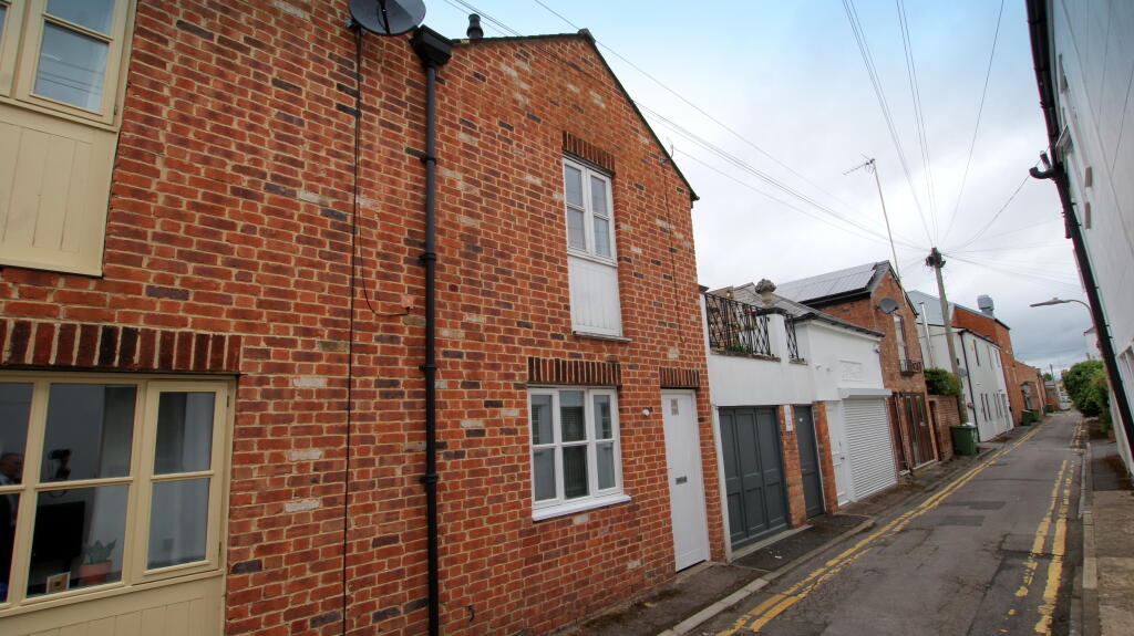 2 bed Mews for rent in Cheltenham. From Newcombe Residential - Cheltenham 2 bed Mews for rent in Cheltenham. From Newcombe Residential - Cheltenham